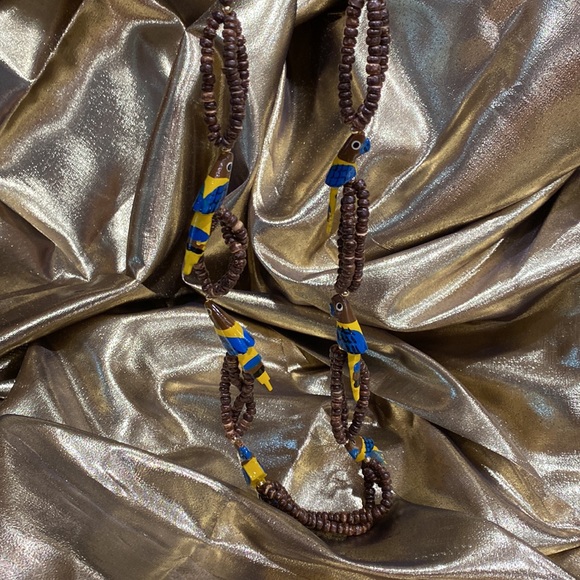 Parrot Necklace Brown Beads and 6 carved wooden blue and yellow Parrots EUC - Picture 10 of 11